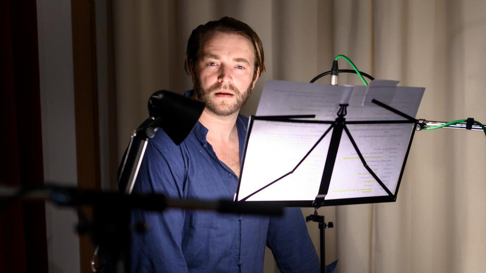 Sebastian Graf leiht John Revel seine Stimme. | © hr/ Anke Beims