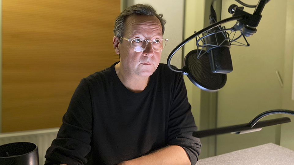 Matthias Brandt spricht die Rolle des Erzählers. | © HR/Anke Beims