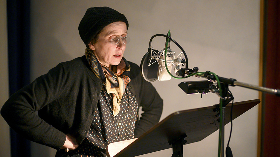 Barbara Philipp spricht die Rolle der Frau Standfuss. | © HR/Anke Beims