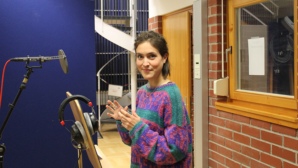 Luana Velis als Babi während der Studioaufnahmen für das Hörspiel »Otto«. | © BR/Pauline Seiberlich
