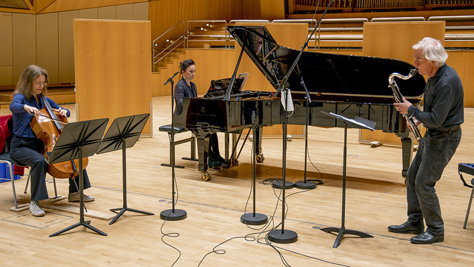 (v.l.n.r.): Eca Böcker (Cello), Maria Ollikainen (Klavier) und Michael Riessler (Bassklarinette)
© HR/Sascha Rheker