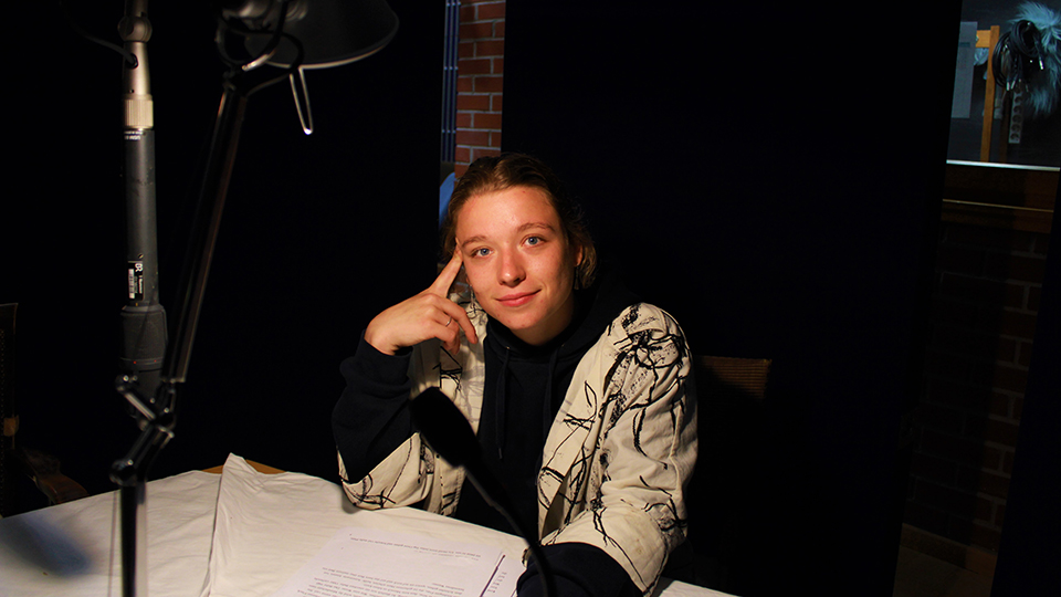 Enea Boschen spricht alle Rollen im Hörspiel "Die, die besser sind als ich" von Ayeda Alavie in Studio 10.
© 