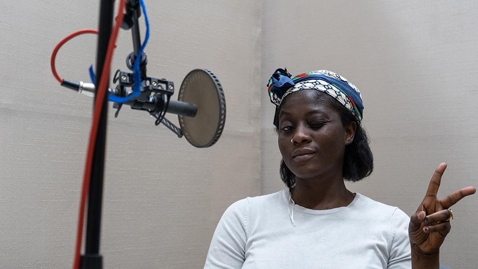 Nancy Mensah-Offei (Rolle: Jennifer Odoki) bei den Aufnahmen zum Hörspiel "Haus der aufgehenden Sonne". | © SWR/BR/Stefanie Ramb