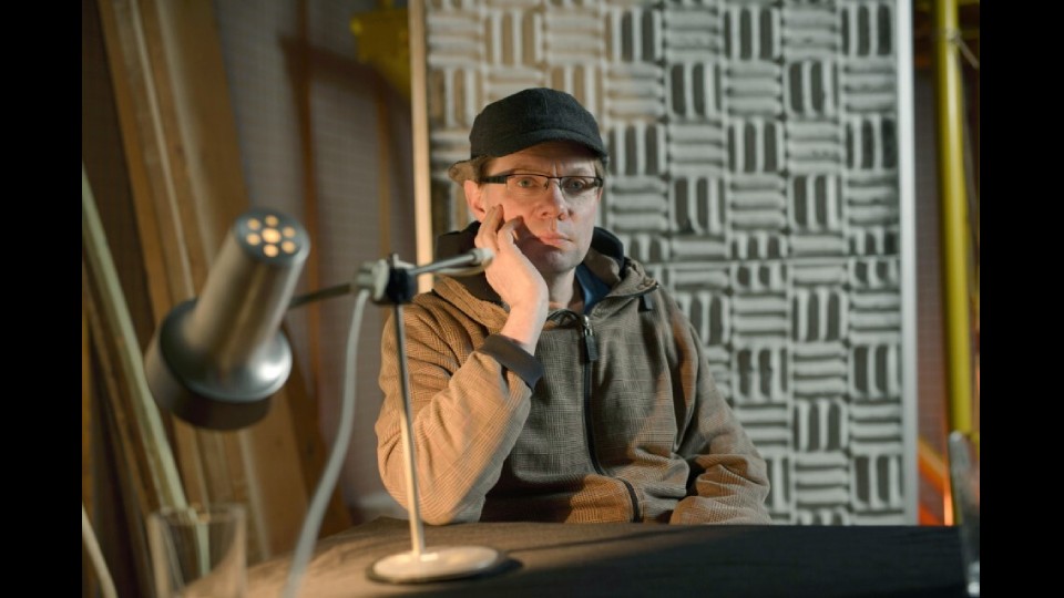 Regisseur und Autor Robert Schoen im Hörspielstudio.
© hr/Ben Knabe