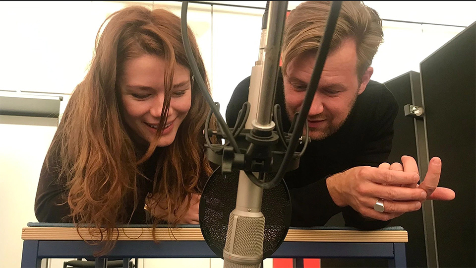 Linn Reusse (Annabelle) und Nico Holonics (David) bei den Aufnahmen. | © NDR / Sarah Veith