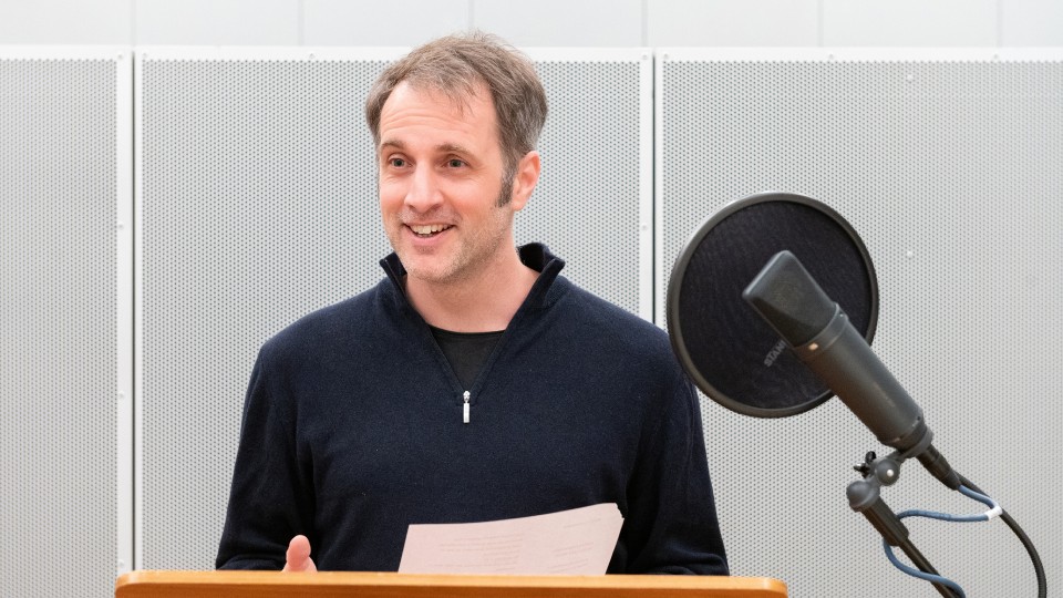 Pius Jauch spricht die Rolle des Florian Kommerell | © SWR/Björn Pados
