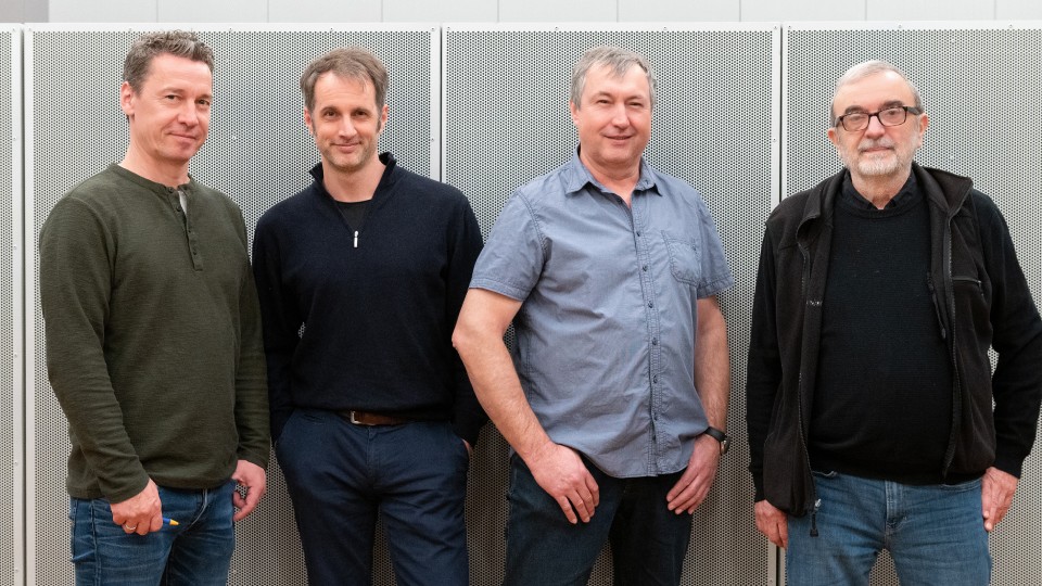 v.li.: Julius Kommerell (Bernd Gnann), Florian Kommerell (Pius Jauch), Heiner Kommerell (Theo Rüttinger), Zoran Solomun (Regisseur) | © SWR/Björn Pados