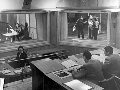 Einblick in einen Regieraum im Hörspielkomplex des DDR-Rundfunks