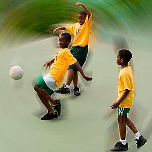 Illustration des Ars-acustica-Hörspiels »Mokoena Moving«, Kinder spielen Fußball