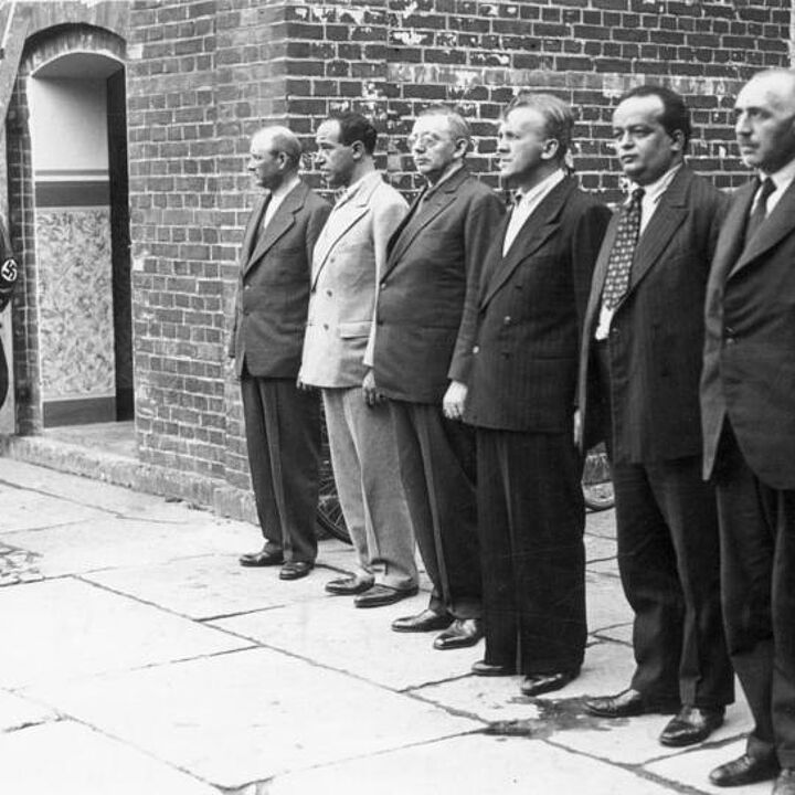 KZ Oranienburg 1933; v.r.: Ernst Heilmann (SPD), Friedrich Ebert (SPD und Chefredakteur), Alfred Braun (Rundfunksprecher), Heinrich Giesecke (Min.Rat a.D., Direktor der RRG), Dr. Hans Flesch (Rundfunkintendant), Dr. Kurt Magnus (Direktor der RRG).