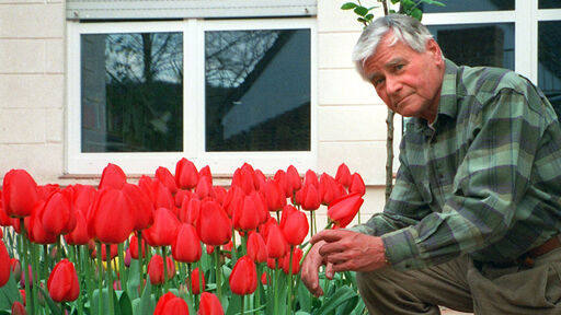 Schriftsteller Leonhard Reinirkens in seinem Garten am Rhein, 1997