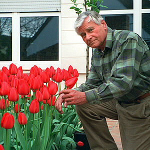 Schriftsteller Leonhard Reinirkens in seinem Garten am Rhein, 1997