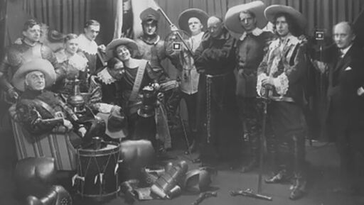 Mitwirkende des Sendespiels »Wallensteins Lager« bei den Proben mit Kostümen und Requisiten, Berliner Funk-Stunde AG Ende 1924 | Bildquelle: DRA Mitwirkende des Sendespiels »Wallensteins Lager« bei den Proben mit Kostümen und Requisiten, Berliner Funk-Stunde AG Ende 1924