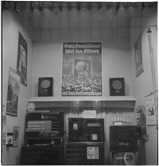 Schaufenster eines Radiogeschäfts mit zeitgenössischer Propaganda zur Reichstagswahl zum 29.03.1936.