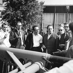 Werner Bräunig vlnr. mit Jochen Schäfers (Sekretär Dt. Schriftstellerverband), Werner Haiduczek, Werner Reinowski sowie Studenten des Literaturinstituts »Johannes R. Becher« 1968 bei der Landwirtschaftsausstellung »agra 68« in Leipzig. 