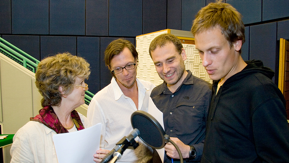 Monika Hessenberg als Marija, Regisseur Alexander Schuhmacher, Hüseyin Cirpici als Mladen und Matthias Walter als Martin (v.l.)
© SWR/Frank Stiller Monika Hessenberg als Marija, Regisseur Alexander Schuhmacher, Hüseyin Cirpici als Mladen und Matthias Walter als Martin (v.l.)
© SWR/Frank Stiller