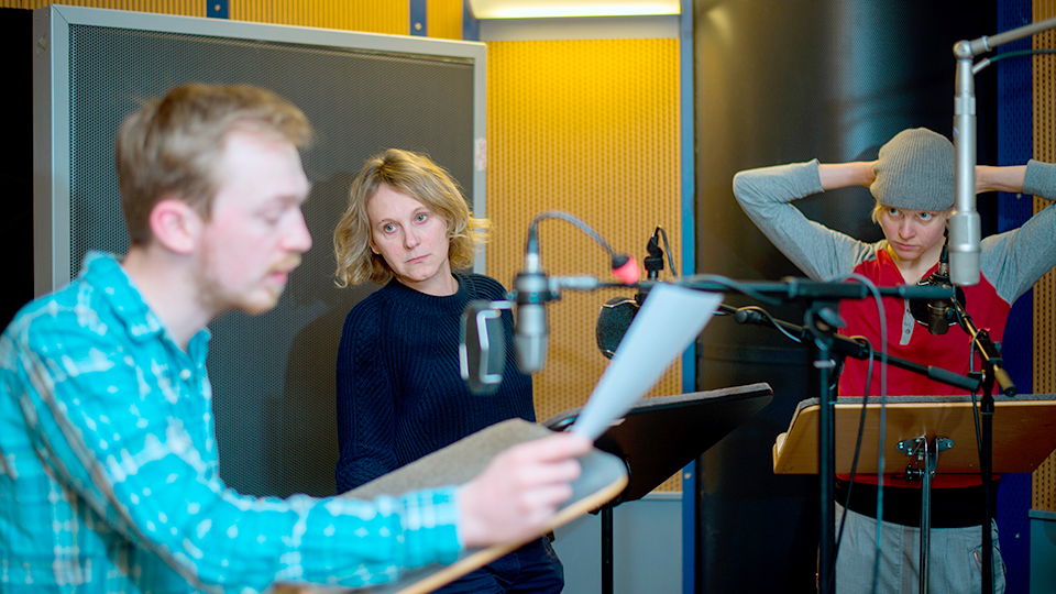 Tino Mewes als Sanfter Junge, Rosa Enskat als Die Mittlere und Anne Müller in der Rolle der Mimi
© rbb/Carsten Kampf Tino Mewes als Sanfter Junge, Rosa Enskat als Die Mittlere und Anne Müller in der Rolle der Mimi
© rbb/Carsten Kampf