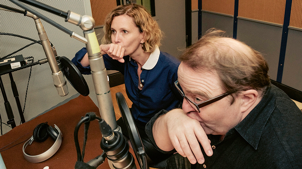 Mira Partecke als Frau Lüders und Gustav Peter Wöhler als Herr Fleischmann
© NDR/Chrisina Stivali Mira Partecke als Frau Lüders und Gustav Peter Wöhler als Herr Fleischmann
© NDR/Chrisina Stivali