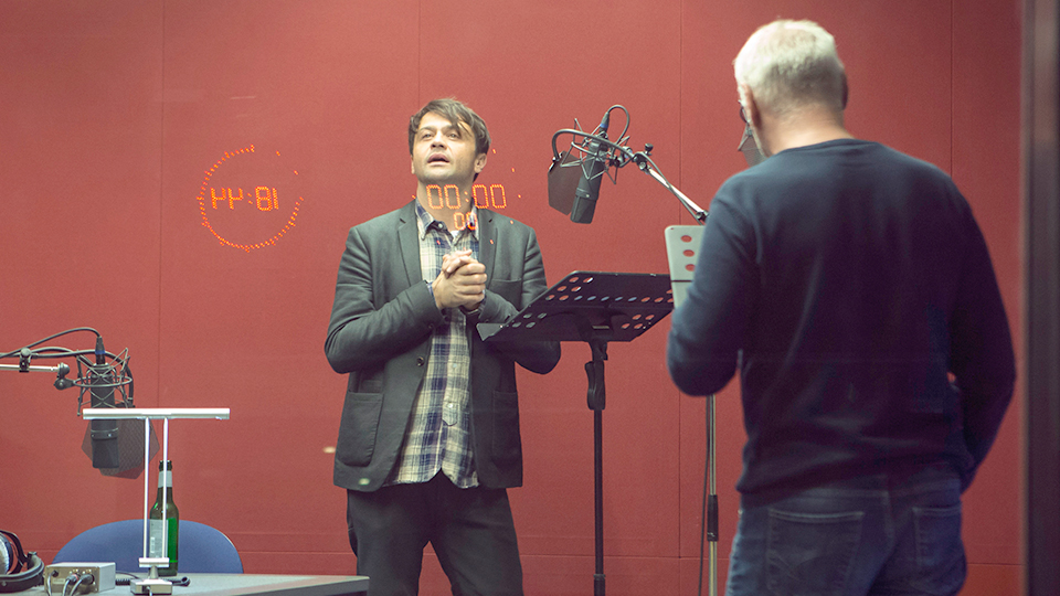 Michael Rotschopf als "Der gute Trinker", mit dem Rücken zur Kamera Autor Gerhard Naujoks als Wirt
© NDR/Cordula Kropke Michael Rotschopf als "Der gute Trinker", mit dem Rücken zur Kamera Autor Gerhard Naujoks als Wirt
© NDR/Cordula Kropke