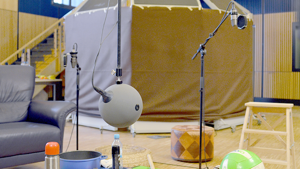Sechs Menschen aus sechs Ländern verbrachten ein Wochenende im Hörspielstudio des rbb und erzählten in einer besonderen Aufnahmesituation von ihrer Flucht.
© rbb/Mareike Maage Sechs Menschen aus sechs Ländern verbrachten ein Wochenende im Hörspielstudio des rbb und erzählten in einer besonderen Aufnahmesituation von ihrer Flucht.
© rbb/Mareike Maage