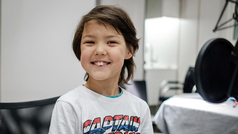 Alfreds Kinderstimme wurde von Jordy Leon Sun gesprochen.
© SR/Fahri Sarimese Alfreds Kinderstimme wurde von Jordy Leon Sun gesprochen.
© SR/Fahri Sarimese