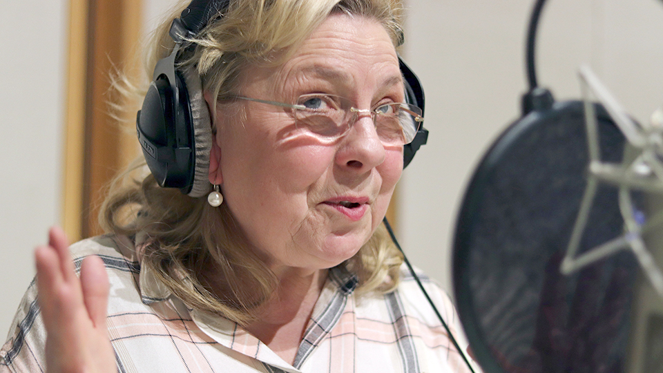 Ramona Libnow spricht die Rolle der Isa, der Sekretärin von Dr. Gersfeld.
© MDR/Olaf Parusel Ramona Libnow spricht die Rolle der Isa, der Sekretärin von Dr. Gersfeld.
© MDR/Olaf Parusel