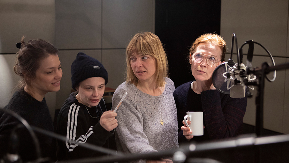 Britta Hammelstein, Jasna Fritzi Bauer, Jördis Triebel und Julia Jenkins (v.lks.)
© Deutschlandradio/René Fietzek) Britta Hammelstein, Jasna Fritzi Bauer, Jördis Triebel und Julia Jenkins (v.lks.)
© Deutschlandradio/René Fietzek)