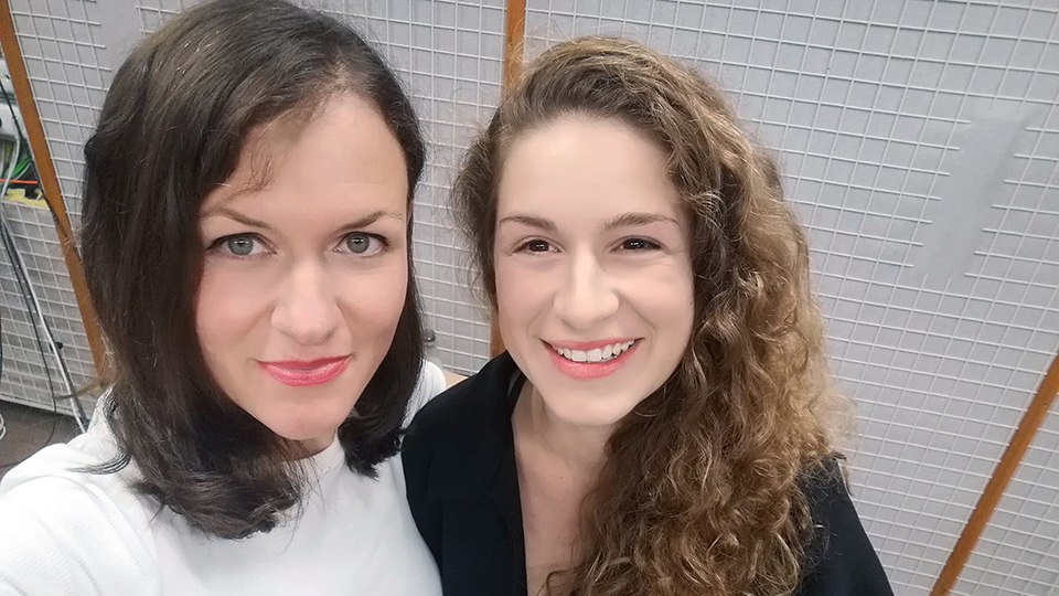 Elisabeth Weilenmann (Regie, li.) und Lou Strenger (Hannah).
© HR/Lou Strenger Elisabeth Weilenmann (Regie, li.) und Lou Strenger (Hannah).
© HR/Lou Strenger