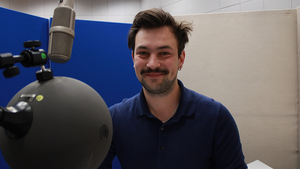 Sebastian Kempf (Rolle: Kajetan) bei den Aufnahmen zum Hörspiel "Kajetan und die Betrüger" von Robert Hültner im Studio 10.
© BR/Pauline Seiberlich Sebastian Kempf (Rolle: Kajetan) bei den Aufnahmen zum Hörspiel "Kajetan und die Betrüger" von Robert Hültner im Studio 10.
© BR/Pauline Seiberlich