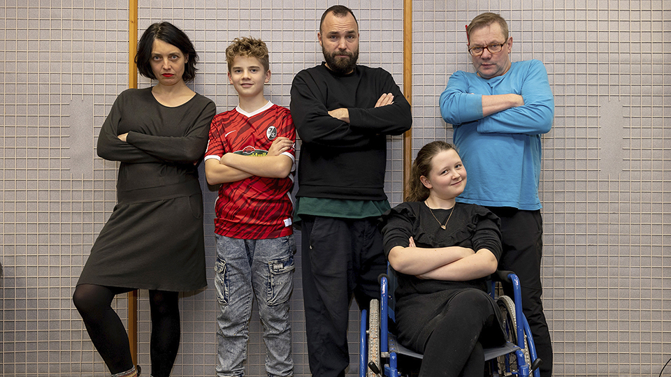 (v.l.n.r.) Melina von Gagern (Mutter), Theo Burkholder (Leo), Isaak Dentler (Mo), Paula Drescher (Lucy) und Robert Schoen (Regie).
© HR/Sebastian Reimold (v.l.n.r.) Melina von Gagern (Mutter), Theo Burkholder (Leo), Isaak Dentler (Mo), Paula Drescher (Lucy) und Robert Schoen (Regie).
© HR/Sebastian Reimold