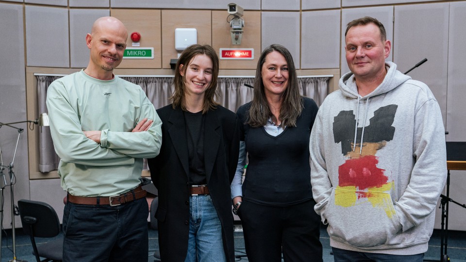 v.li.: Peer Oscar Musinowski (Duncan), Lou Friedmann (Pamela), Silke Hildebrandt (Regie), Devid Striesow (Lucian Wing/Erzähler)
© SWR/Christian Koch v.li.: Peer Oscar Musinowski (Duncan), Lou Friedmann (Pamela), Silke Hildebrandt (Regie), Devid Striesow (Lucian Wing/Erzähler)
© SWR/Christian Koch