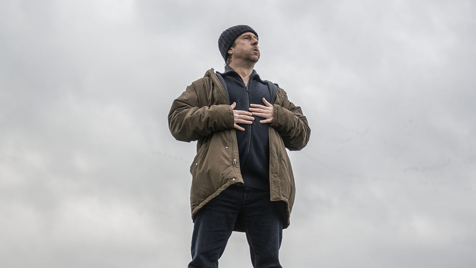 Auf der Suche nach einem Ort zum Atmen: Bjarne Mädel in der Rolle von Kommisar Sörensen
© DLF/Michael Ihle Auf der Suche nach einem Ort zum Atmen: Bjarne Mädel in der Rolle von Kommisar Sörensen
© DLF/Michael Ihle